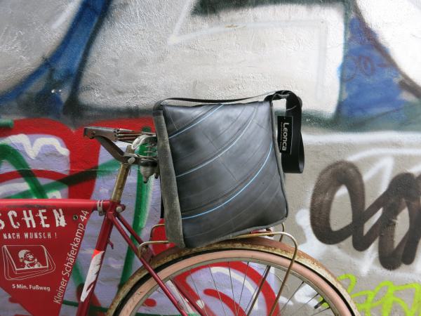 Upcycling Taschen aus alten Motorradschläuchen  und recycelten Leinen-Seesäcken kaufen bei Leonca